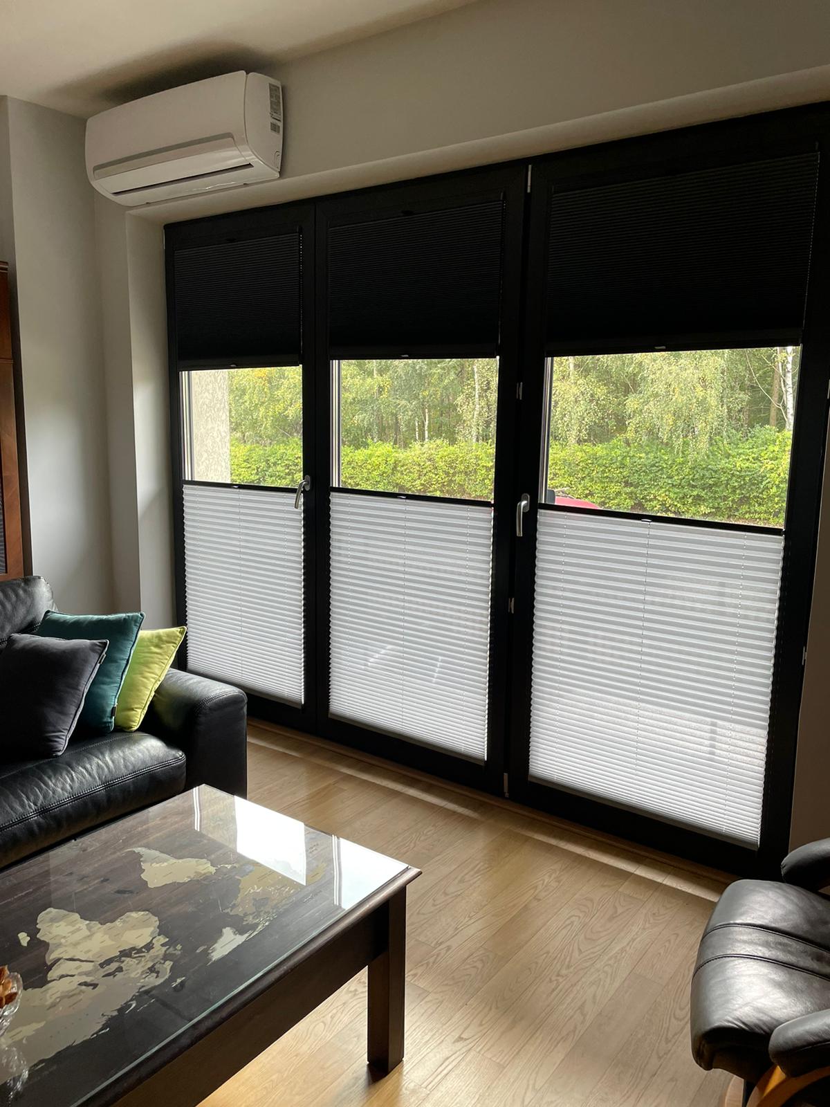 Rolety plisowane dwukierunkowe – góra–dół / dół–góra – czarne ramy okien – Łódź